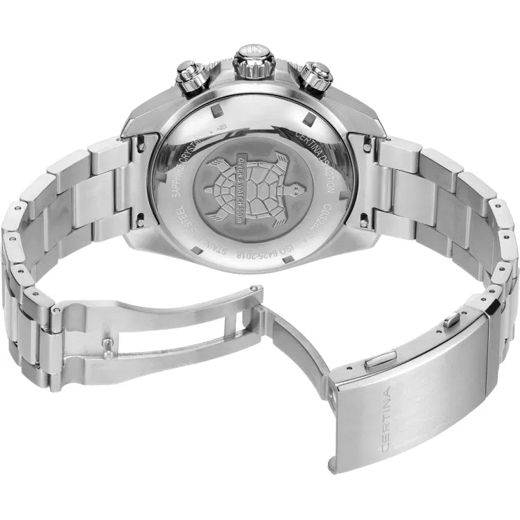 Side view of the Certina DS Action Diver Chrono showing the stainless steel case back with an engraved turtle emblem and ‘Diver’s Watch 300m’ text. Surrounding engravings include ‘Sapphire Crystal,’ ‘ISO 6425:2018,’ and the model reference number. The brushed stainless steel bracelet is partially open, revealing the folding clasp with ‘Certina’ engraving. The side profile highlights the three pushers and screw-down crown, enhancing water resistance. The solid end links and integrated lugs provide durability